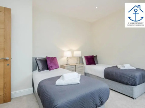 Luxury 2 Bed Apartment by 7 Seas Property Serviced Accommodation Maidenhead with Parking and Wifi