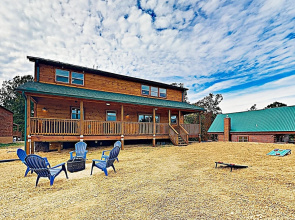 Brand-new Luxury W/ Hot Tub & Firepit 3 Bedroom Cabin