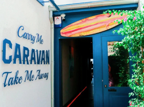 Surfer Caravan Gastro Pub and Suites