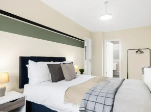 Elegant 5 Bedroom House/free Parking/yard