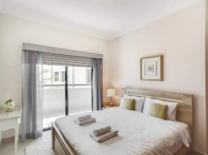 Spacious & Bright Apt In Marina, Sleep 6!