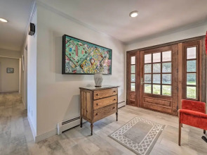2 Living Areas, Tennis! Waterfront Suttons Bay Gem