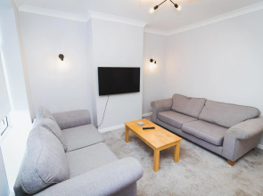 Newly Refurbished House - 10 Minute Walk From City Centre