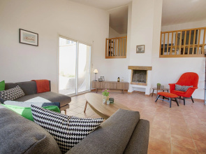 Beautifully located holiday villa with private swimming pool and lovely view!