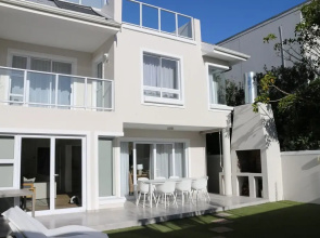 Camps Bay Holiday Home - Walk to the Beach