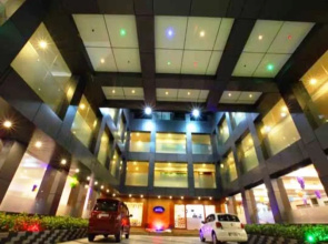 Holiday Hill Hotel & Suites