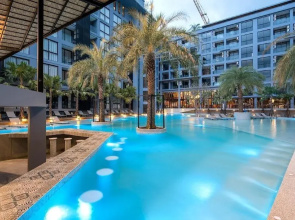 Infinity Sky Pool Walk to BeachC182