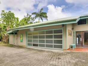 Hilo Home w/ Private Deck + Stunning Ocean Views!