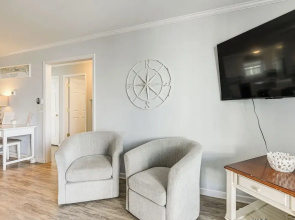 Ocean Isle Beach Condo w/ Balcony: Steps to Shore!