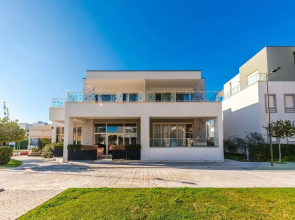 2-br Apartment by the Beach - Jasemin