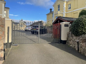 Modern 2 bed Apartment With sea Views