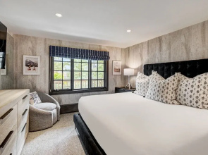 Elegant 3 Bedroom Condo Lodge at Vail by RedAwning - Save 20% on 7+ Nights!
