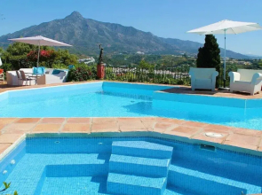 Romantic Puerto Banus Villa, Sea Mountain Views