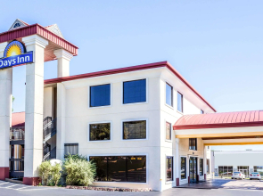 Days Inn by Wyndham Dalton