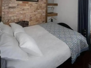 Quirky Apt - Sleeps 6 - Coastal Area - Parking
