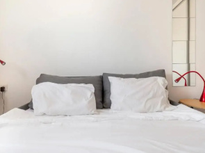 O&O Group - Stunning Sew View 3 BR Apartment Iconic Tower