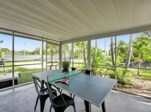 Casa Lago Waterfront Home & Pool Near Hard Rock Casino