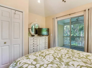 Cottage by the Pool by Avantstay w/ Balcony, BBQ & Shared Pool! Month Long Stays Only