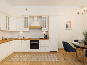 Charming and Spacious Apartment in Historic Building Close to the Old Town