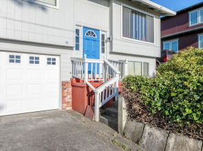 35 SW Hurbert St House - 3 Br home by RedAwning