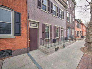 Lancaster Townhome: Walk to Central Market!