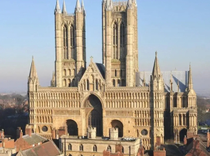 Waterside Townhouse With Balcony And Marina View