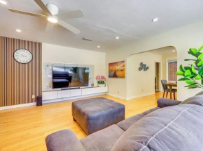 1 Mi to UF Campus: Group Retreat w/ Outdoor Oasis