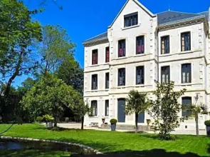 Demeure Saint Louis, cité 10mn à pieds, piscine chauffée, Clim AC, Parking privé