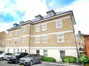 Trinity Court - Central Windsor modern 1 bed flat, with gated parking.