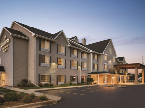 Country Inn & Suites by Radisson, West Bend, WI