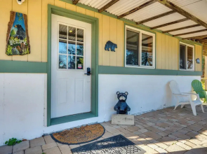 1 Mi to Story Land: Spacious Home w/ Mtn Views!