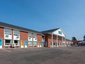 Travelodge by Wyndham Amherst