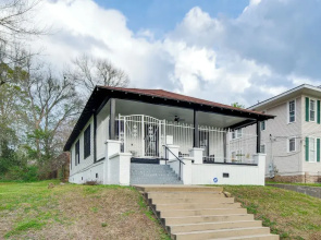 Stylish Home ~ 2 Mi to Jackson State & Belhaven!