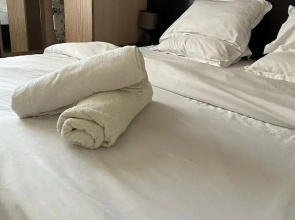 1 Bed Apt Sleeps 2 - Indoor Pool - Enclosed Garden