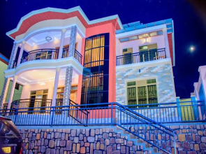 6 Bed - 4 Bath - Sleeps 12 - Garden - Parking