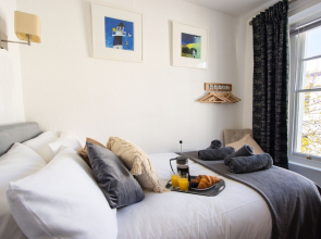 Spacious - Central 2 Bed Apartment