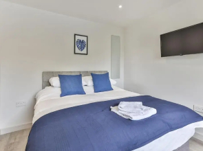 Newly Renovated 3 Bed Apartment with Parking