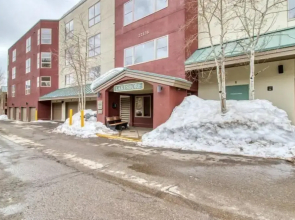2 Bedroom Mountain Condo in Lakeside Village Near Keystone Lake with Complimentary Shuttle Service