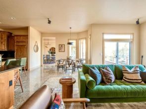 Powell by Avantstay Secluded Home Only 10 Mins From DT Bend w/ Hot Tub