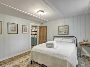 Charming Sutton Cottage: Walk to Lake & Farm!