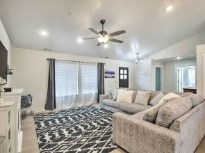 Cozy + Chic Abode ~ 11 Mi to Bloomington Lake