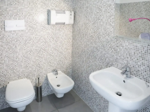 Meet Gardalake Hostel