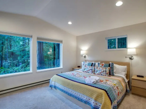 Glacier Springs Cabin - Wood Stove, Hot Tub, Wifi, Sleeps 8