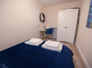 Stylish Brixham Apartment - Newly decorated - Free on street parking