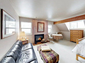 Large Near Shuttle To Slopes & Sundance 5 Bedroom Home