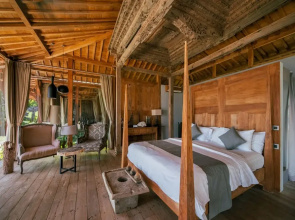 Palatial Wooden Villa, 4br, Lovina