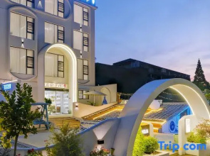 Ceramics-Themed Family Hotel (Taoxichuan) - Terraced Courtyard & Designer Gardens