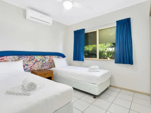 Beachfront Bliss 3-bedroom Apartment with Sea View 4