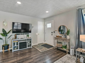 Updated Townhome: Near Airport & Shopping!
