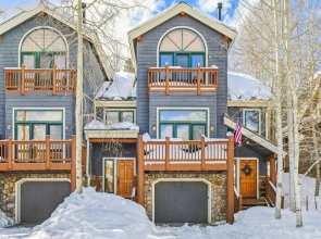 4 Bedroom Townhome Near Snowflake Lift - Walk to Slopes!